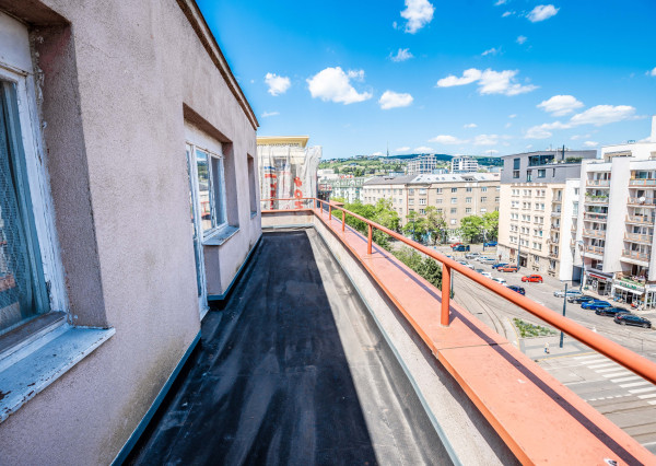 Na predaj 2,5 izbový byt s veľkou terasou 56 m² + 43 m², Krížna ul., Staré Mesto, kúpou voľný