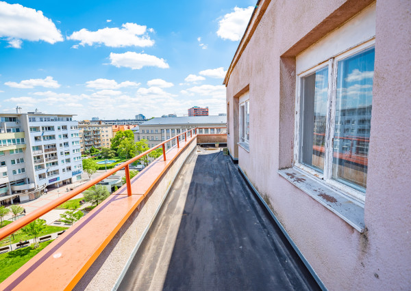 Na predaj 2,5 izbový byt s veľkou terasou 56 m² + 43 m², Krížna ul., Staré Mesto, kúpou voľný