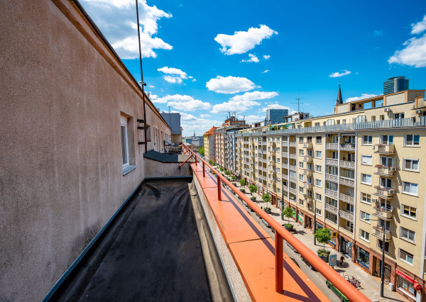 Na predaj 2,5 izbový byt s veľkou terasou 56 m² + 43 m², Krížna ul., Staré Mesto, kúpou voľný