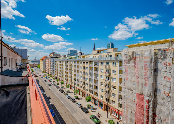 Na predaj 2,5 izbový byt s veľkou terasou 56 m² + 43 m², Krížna ul., Staré Mesto, kúpou voľný