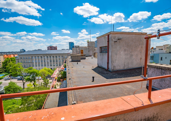 Na predaj 2,5 izbový byt s veľkou terasou 56 m² + 43 m², Krížna ul., Staré Mesto, kúpou voľný