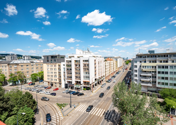 Na predaj 2,5 izbový byt s veľkou terasou 56 m² + 43 m², Krížna ul., Staré Mesto, kúpou voľný