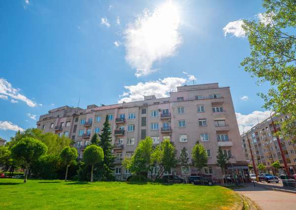 Na predaj 2,5 izbový byt s veľkou terasou 56 m² + 43 m², Krížna ul., Staré Mesto, kúpou voľný