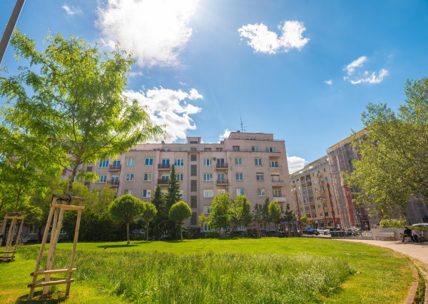 Na predaj 2,5 izbový byt s veľkou terasou 56 m² + 43 m², Krížna ul., Staré Mesto, kúpou voľný
