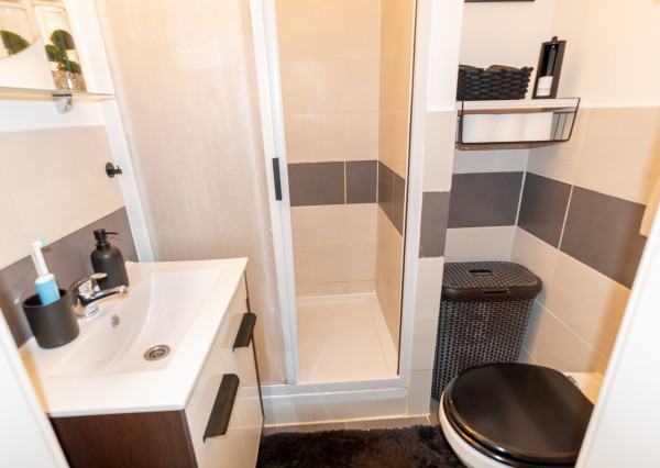 Na predaj elegantný a moderný 2-izbový byt po kompletnej rekonštrukcii + parkovacie státie, Vlčie Hrdlo, Ružinov