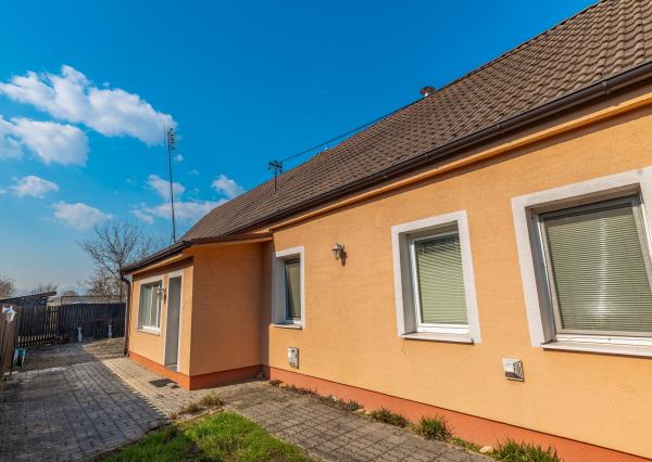 Útulný rodinný dom s garážou a krbom v pokojnej obci Závod – len 45 km od Bratislavy