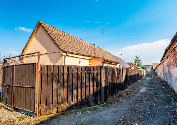 Útulný rodinný dom s garážou a krbom v pokojnej obci Závod – len 45 km od Bratislavy
