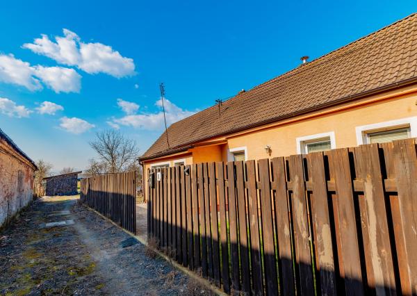Útulný rodinný dom s garážou a krbom v pokojnej obci Závod – len 45 km od Bratislavy