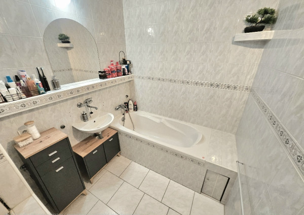 1 izbový byt Bánovce nad Bebravou-CENTRUM-STRED/BALKÓN/ 44m2