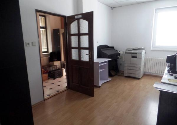 Na prenájom administratívna budova 160 m2 s garážou - Nové Mesto nad Váhom