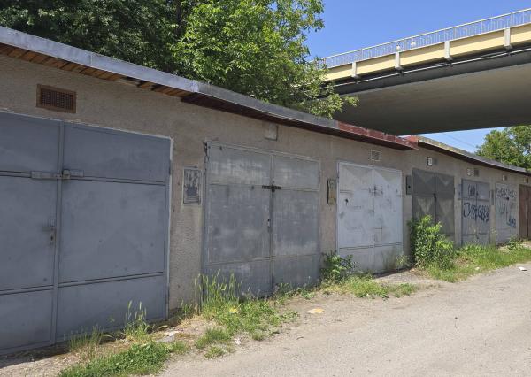 NA PREDAJ MUROVANÁ GARÁŽ 18 m² VO ZVOLENE – ELEKTRINA, VLASTNÝ POZEMOK, VÝBORNÁ LOKALITA