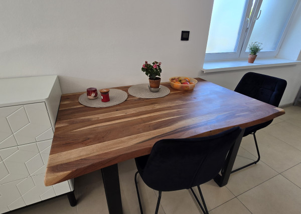 KOMPLETNE ZARIADENÝ ZREKONŠTRUOVANÝ RODINNÝ DOM S VLASTNÝM KÚSKOM LESA – LÚKA, okr. Nové Mesto n/V