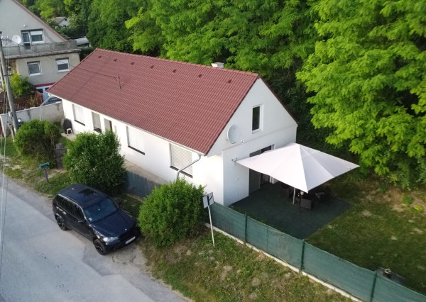KOMPLETNE ZARIADENÝ ZREKONŠTRUOVANÝ RODINNÝ DOM S VLASTNÝM KÚSKOM LESA – LÚKA, okr. Nové Mesto n/V