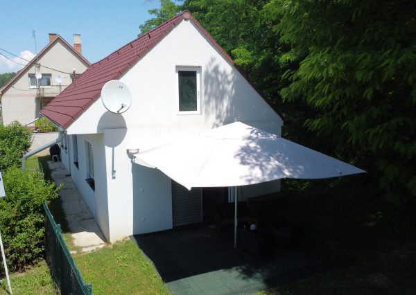 KOMPLETNE ZARIADENÝ ZREKONŠTRUOVANÝ RODINNÝ DOM S VLASTNÝM KÚSKOM LESA – LÚKA, okr. Nové Mesto n/V