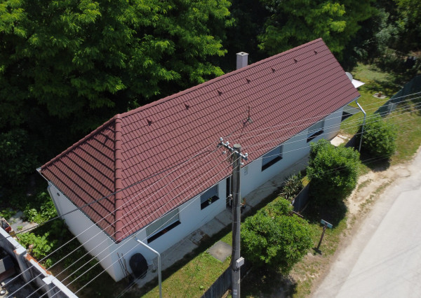 KOMPLETNE ZARIADENÝ ZREKONŠTRUOVANÝ RODINNÝ DOM S VLASTNÝM KÚSKOM LESA – LÚKA, okr. Nové Mesto n/V