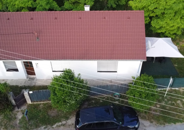 KOMPLETNE ZARIADENÝ ZREKONŠTRUOVANÝ RODINNÝ DOM S VLASTNÝM KÚSKOM LESA – LÚKA, okr. Nové Mesto n/V