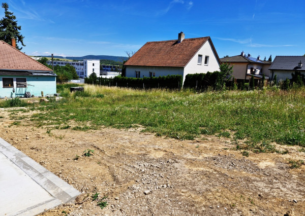 Stavebný pozemok o výmere 695 m2 v súkromnej štvrti - Stará Turá