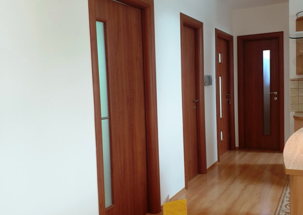 Na prenájom moderný kompletne zariadený 2-izbový byt s veľkou terasou - Nové Mesto n/V