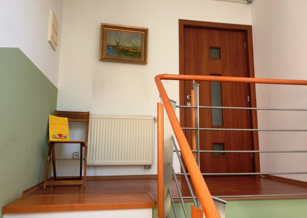 Na prenájom moderný kompletne zariadený 2-izbový byt s veľkou terasou - Nové Mesto n/V