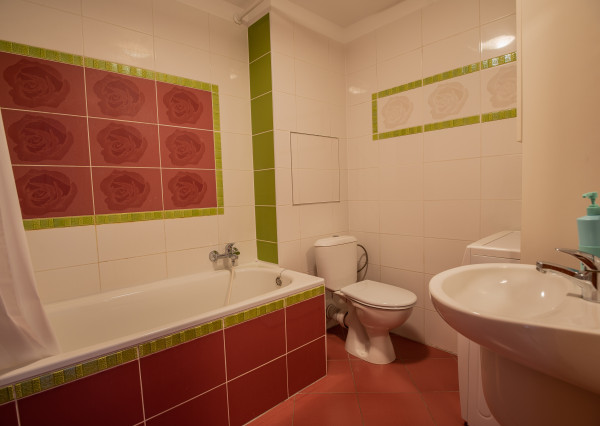Na prenájom luxusný 2-izbový byt, 73 m², garážové státie, Bratislava – Ružinov (Hrachová), ihneď voľný