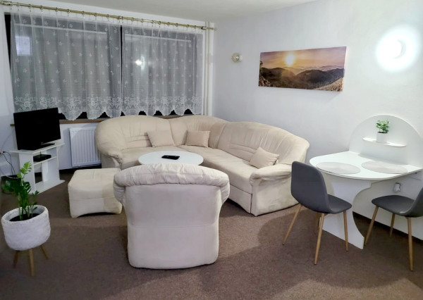 Prenájom 2 izbový byt s parkovaním Pod Párovcami, Piešťany.