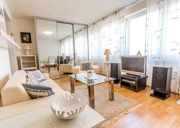 Na prenájom priestranný 3-izbový byt s lodžiou, 101 m², nádherný výhľad na Bratislavu,Zadunajská cesta, Petržalka, od 10/2026