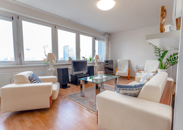 Na prenájom priestranný 3-izbový byt s lodžiou, 101 m², nádherný výhľad na Bratislavu,Zadunajská cesta, Petržalka, od 10/2026