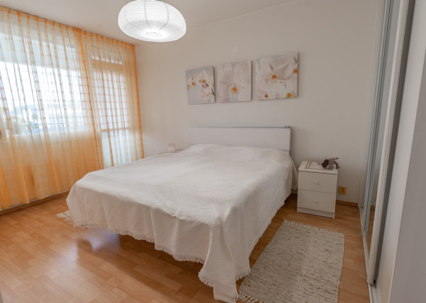 Na prenájom priestranný 3-izbový byt s lodžiou, 101 m², nádherný výhľad na Bratislavu,Zadunajská cesta, Petržalka, od 10/2026