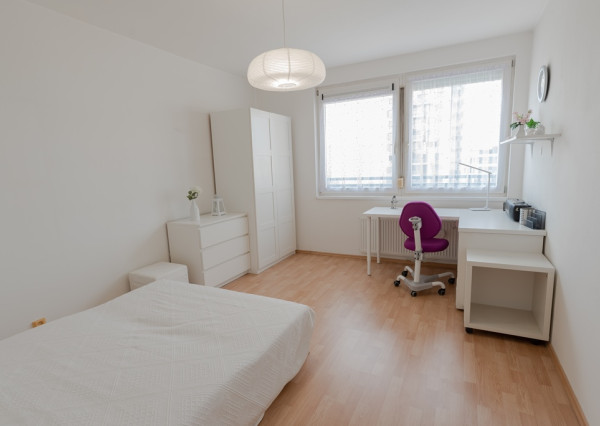 Na prenájom priestranný 3-izbový byt s lodžiou, 101 m², nádherný výhľad na Bratislavu,Zadunajská cesta, Petržalka, od 10/2026