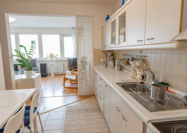 Na prenájom priestranný 3-izbový byt s lodžiou, 101 m², nádherný výhľad na Bratislavu,Zadunajská cesta, Petržalka, od 10/2026