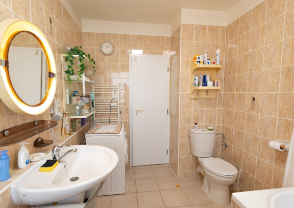 Na prenájom priestranný 3-izbový byt s lodžiou, 101 m², nádherný výhľad na Bratislavu,Zadunajská cesta, Petržalka, od 10/2026