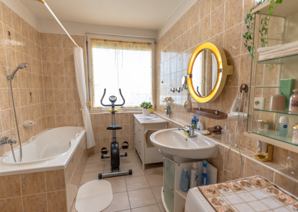Na prenájom priestranný 3-izbový byt s lodžiou, 101 m², nádherný výhľad na Bratislavu,Zadunajská cesta, Petržalka, od 10/2026