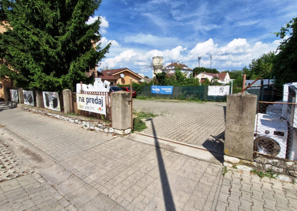 ** EXKLUZÍVNE ** Na predaj stavebný pozemok o výmere 678 m2 - ul. Piešťanská - Nové Mesto n/V