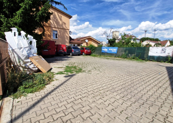 ** EXKLUZÍVNE ** Na predaj stavebný pozemok o výmere 678 m2 - ul. Piešťanská - Nové Mesto n/V
