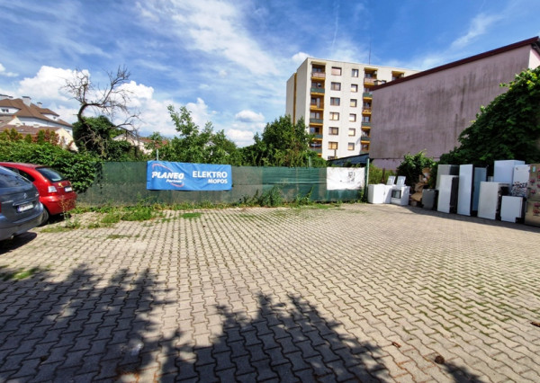 ** EXKLUZÍVNE ** Na predaj stavebný pozemok o výmere 678 m2 - ul. Piešťanská - Nové Mesto n/V