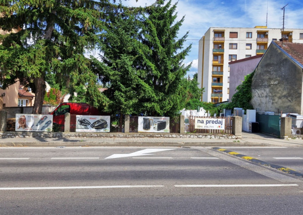 ** EXKLUZÍVNE ** Na predaj stavebný pozemok o výmere 678 m2 - ul. Piešťanská - Nové Mesto n/V