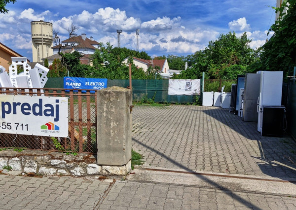 ** EXKLUZÍVNE ** Na predaj stavebný pozemok o výmere 678 m2 - ul. Piešťanská - Nové Mesto n/V