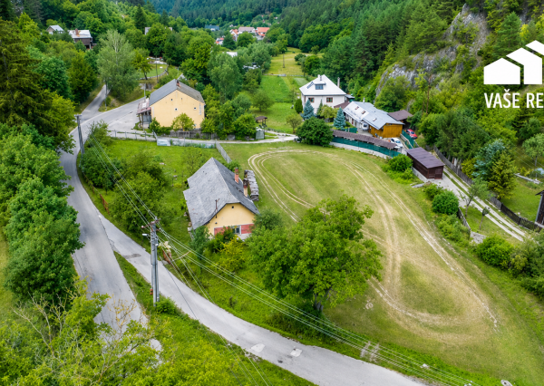 Na predaj pozemok 1308 m2 s rodinným domom Košecké Podhradie