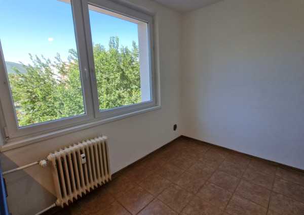 ** EXKLUZÍVNE ** Na predaj 3-izbový byt s balkónom po rozsiahlej modernej rekonštrukcií - ul Dukelská, Nové Mesto n/V