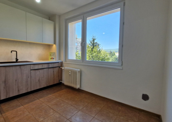 ** EXKLUZÍVNE ** Na predaj 3-izbový byt s balkónom po rozsiahlej modernej rekonštrukcií - ul Dukelská, Nové Mesto n/V