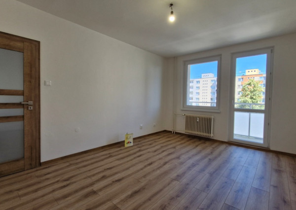 ** EXKLUZÍVNE ** Na predaj 3-izbový byt s balkónom po rozsiahlej modernej rekonštrukcií - ul Dukelská, Nové Mesto n/V