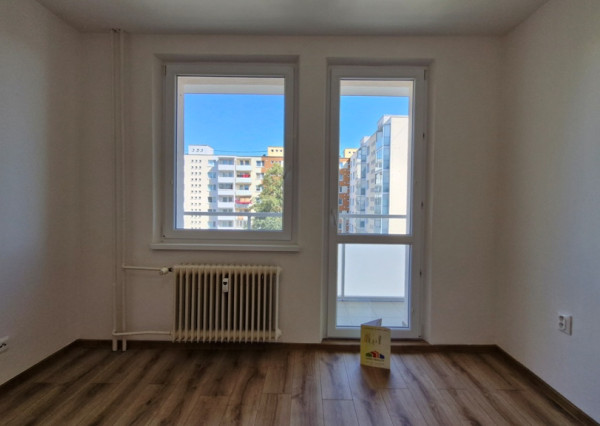 ** EXKLUZÍVNE ** Na predaj 3-izbový byt s balkónom po rozsiahlej modernej rekonštrukcií - ul Dukelská, Nové Mesto n/V