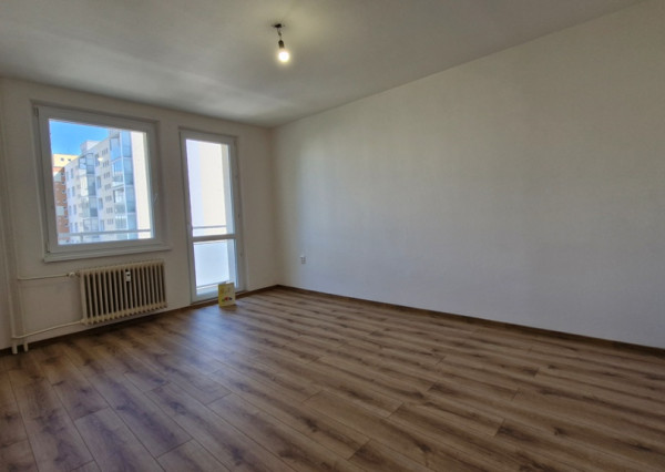 ** EXKLUZÍVNE ** Na predaj 3-izbový byt s balkónom po rozsiahlej modernej rekonštrukcií - ul Dukelská, Nové Mesto n/V
