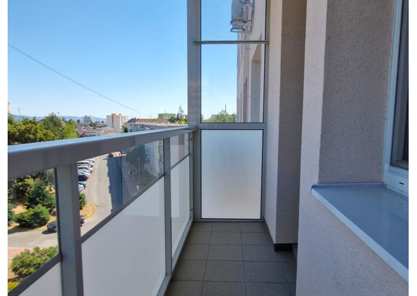 ** EXKLUZÍVNE ** Na predaj 3-izbový byt s balkónom po rozsiahlej modernej rekonštrukcií - ul Dukelská, Nové Mesto n/V