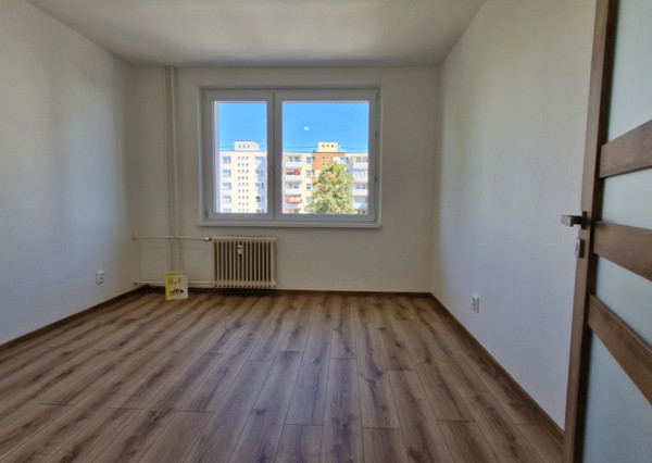 ** EXKLUZÍVNE ** Na predaj 3-izbový byt s balkónom po rozsiahlej modernej rekonštrukcií - ul Dukelská, Nové Mesto n/V