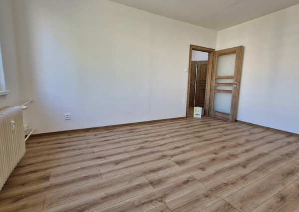 ** EXKLUZÍVNE ** Na predaj 3-izbový byt s balkónom po rozsiahlej modernej rekonštrukcií - ul Dukelská, Nové Mesto n/V
