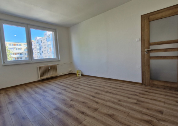 ** EXKLUZÍVNE ** Na predaj 3-izbový byt s balkónom po rozsiahlej modernej rekonštrukcií - ul Dukelská, Nové Mesto n/V