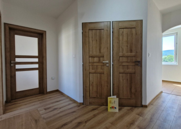 ** EXKLUZÍVNE ** Na predaj 3-izbový byt s balkónom po rozsiahlej modernej rekonštrukcií - ul Dukelská, Nové Mesto n/V