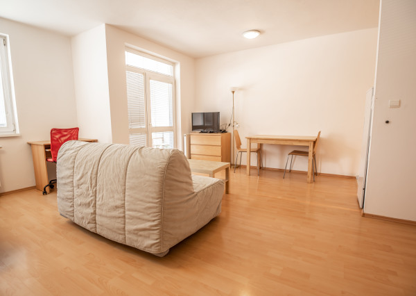 Na prenájom krásny a veľký 1-izbový byt s balkónom, 48 m², Agátová ul. Dúbravka, voľný ihneď