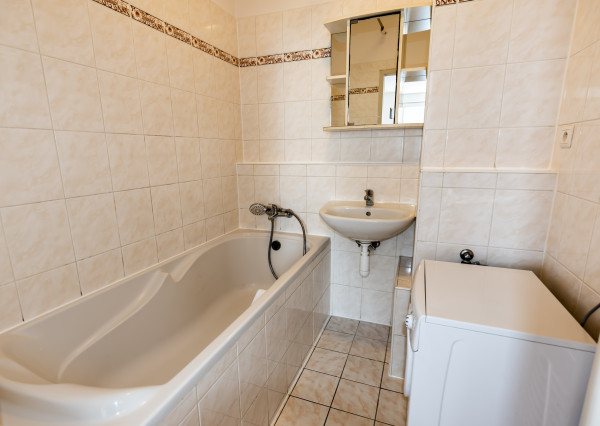 Na prenájom krásny a veľký 1-izbový byt s balkónom, 48 m², Agátová ul. Dúbravka, voľný ihneď